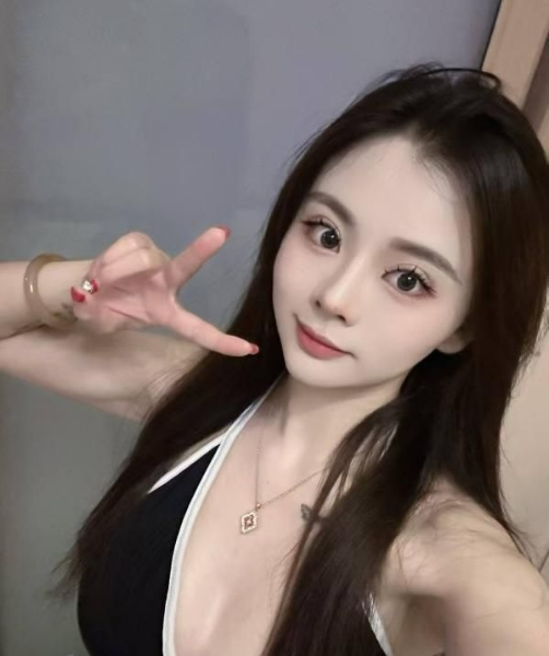 前凸后翘身材小沫