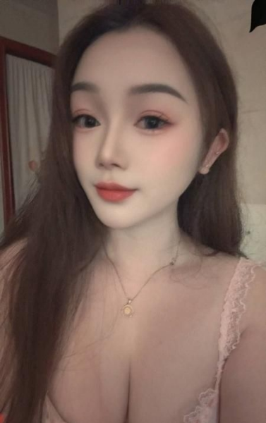 湖里长腿足交小甜心