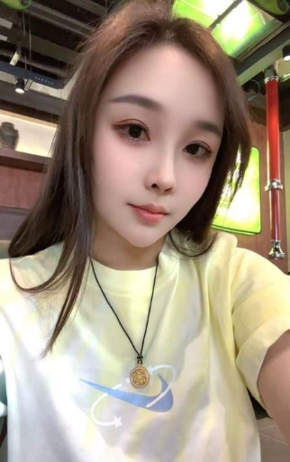 可舌吻骨感美女