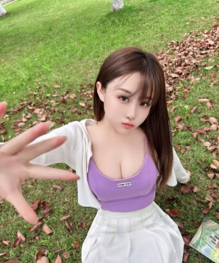 白嫩酥胸长腿御姐
